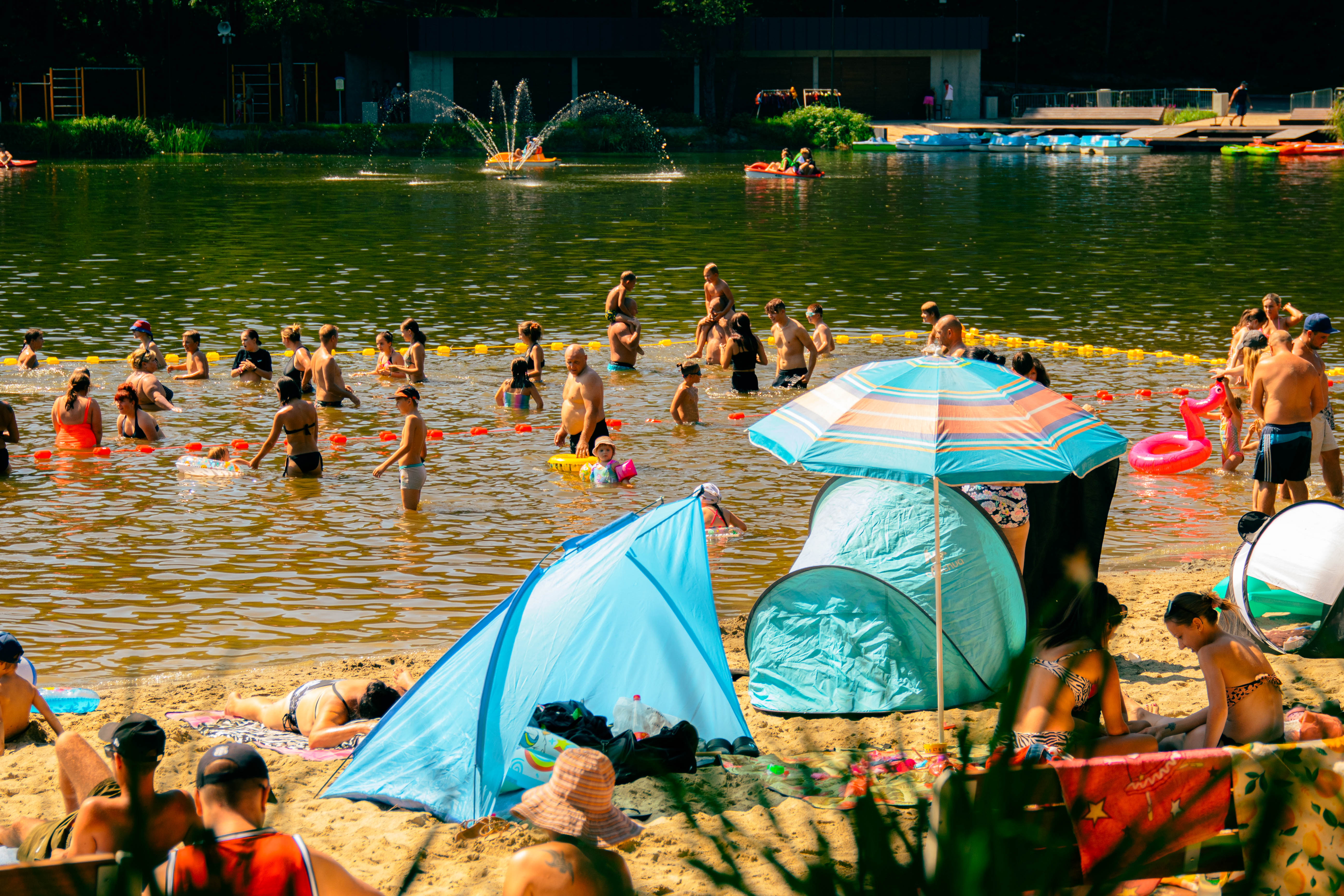 Ludzie wypoczywają na&nbsp;terenie Ośrodka Rekreacyjnego "Balaton"