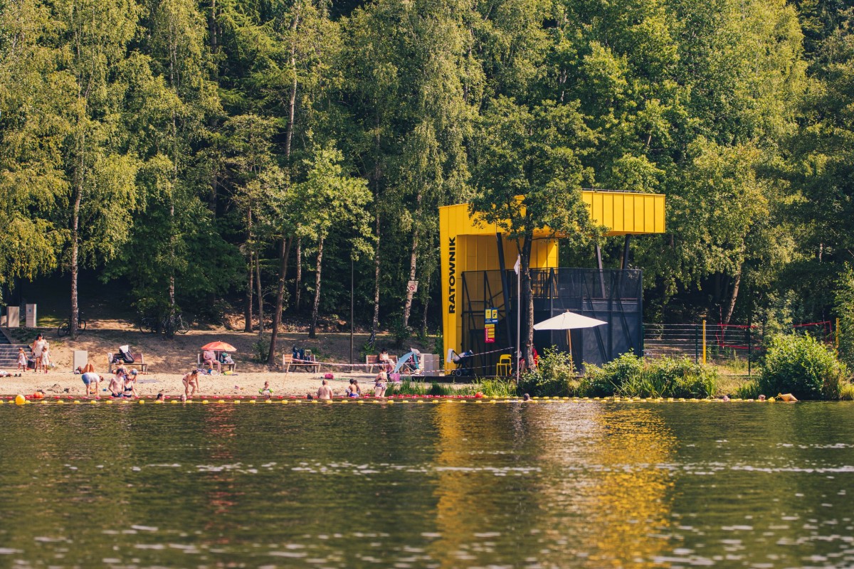 Ż&oacute;łta budka ratownika, staw, plaża, na&nbsp;plaży ludzie