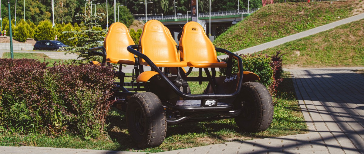 Pomarańczowo-czarny gokart