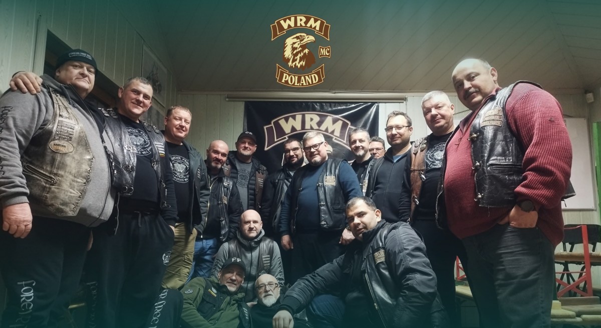 Motocykliści pozują do zdjęcia