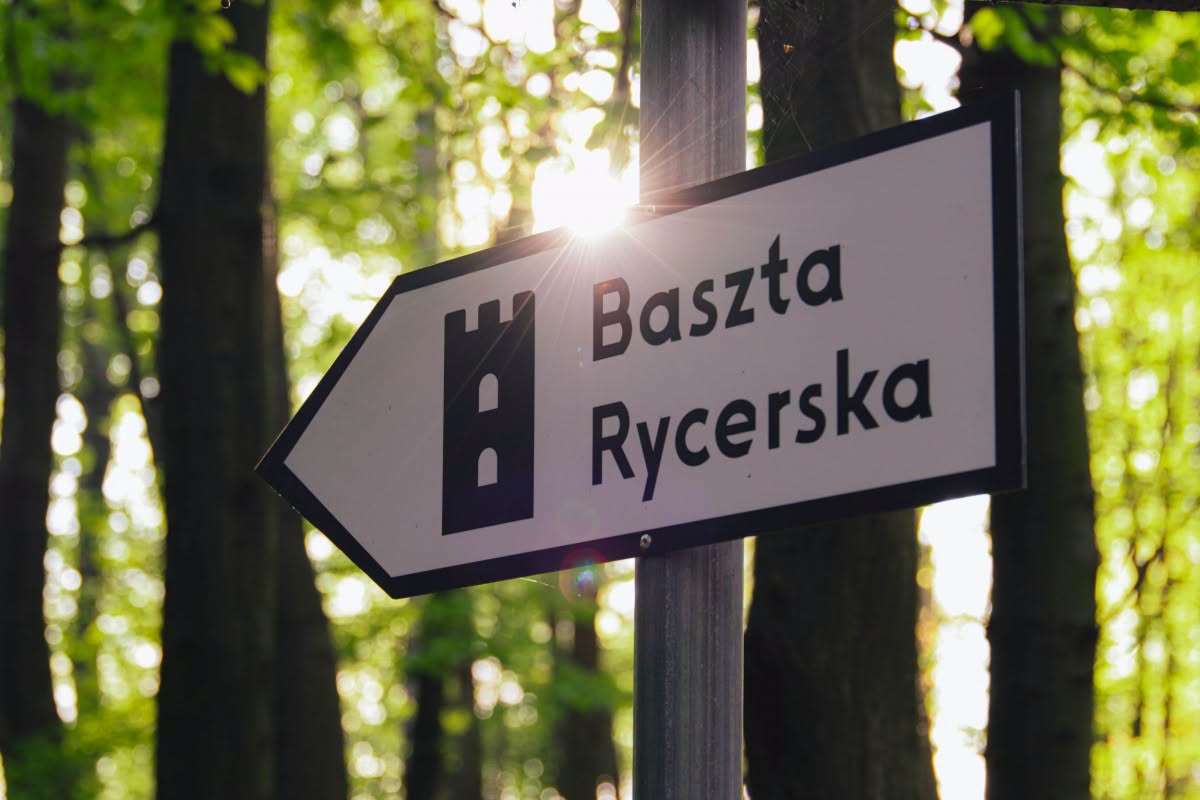 znak z&nbsp;napisem Baszta Rycerska