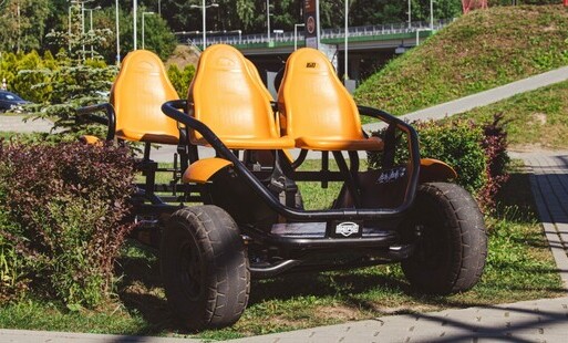 Pomarańczowo-czarny gokart