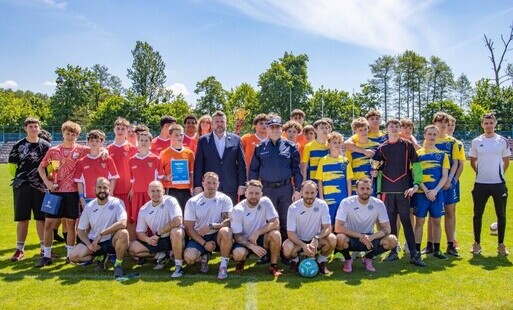 Młodzi piłkarze pozują do zdjęcia