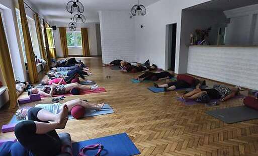 Joga na Balatonie. Cotygodniowe zajęcia w Syrence